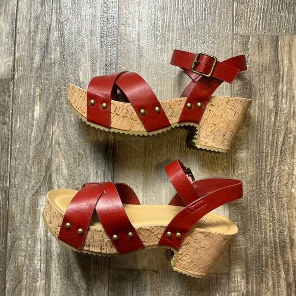 Journee Collection Women's Crimson Sandals Size 7 - Picture 5 of 12